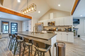Fridge, microwave, stovetop, dishwasher