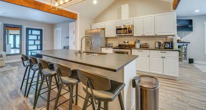 2 Blocks to Downton Chelan: Home w/ Hot Tub!