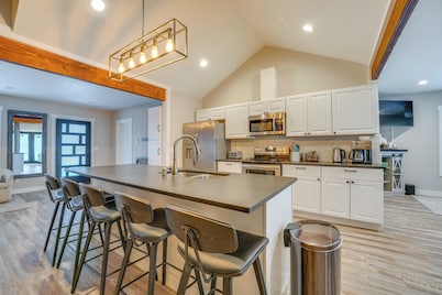 2 Blocks to Dtwn Chelan: Home w/ Hot Tub & Pool