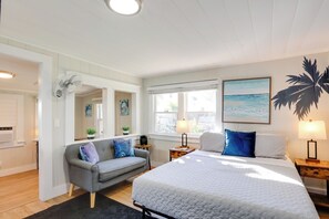 Desk, Internet, bed sheets - 1 Mi to Lake Worth Beach Park: Chic Studio (Lake Worth Beach)