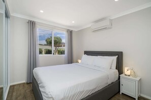 2 bedrooms, iron/ironing board, WiFi, bed sheets - Bright and Spacious 2-Bed Thornlie Family Home (Thornlie)