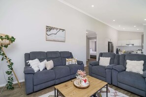 TV - Bright and Spacious 2-Bed Thornlie Family Home (Thornlie)