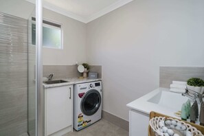 تجهيزات دش، مجففات شعر، مناشف