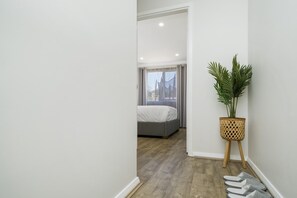 2 habitaciones, tabla de planchar con plancha, wifi y ropa de cama 