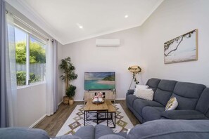 TV - Bright and Spacious 2-Bed Thornlie Family Home (Thornlie)