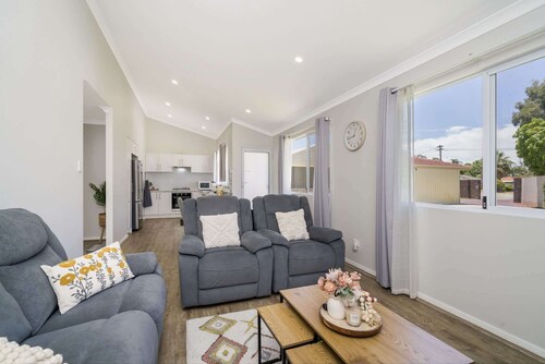 Bright and Spacious 2-Bed Thornlie Family Home