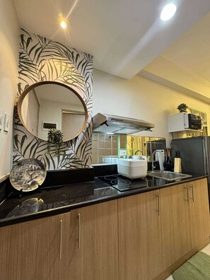 Fridge, microwave, stovetop, electric kettle - Cozy and Luxurious 2 bedroom condominium unit , near NAIA airport. (Parañaque)