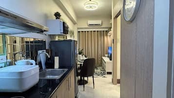 Réfrigérateur, micro-ondes, plaque de cuisson, bouilloire électrique