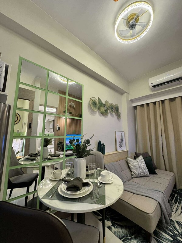Smart TV - Cozy and Luxurious 2 bedroom condominium unit , near NAIA airport. (Parañaque)