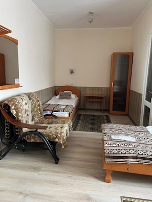 Habitación triple estándar, vista al patio | Escritorio, espacio para trabajar con laptop y wifi gratis 
