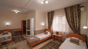 Tremannsrom – standard, bakgårdsutsikt | Skrivebord, skrivebord for bærbar PC og wi-fi (inkludert)