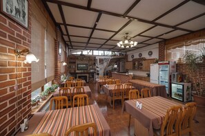 Café da manhã com buffet grátis todos os dias