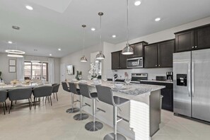 Fridge, microwave, oven, stovetop - Chic 7Bed with private pool, theme bedrooms (Clermont)