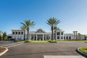 Exterior - Chic 7Bed with private pool, theme bedrooms (Clermont)