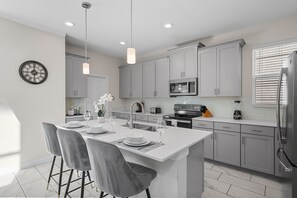 Fridge, microwave, oven, stovetop - Chic 5Bed Home close to Disney parks (Kissimmee)