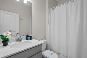 Douche, séchoir à cheveux, serviettes fournies