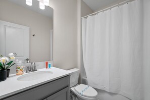 Douche, séchoir à cheveux, serviettes fournies