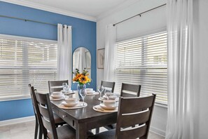 Dining - Gorgeous 5bed TH close to Disney, Water Park (Davenport)
