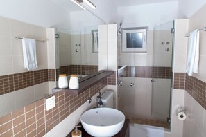 Shower, hair dryer, towels, soap - Villa Bilic : Apartment OLEANDAR (Rogoznica)
