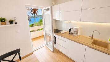 Coffee/tea maker, fridge, oven, stovetop