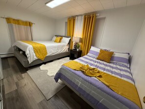 1 dormitorio, tabla de planchar con plancha, wifi y ropa de cama