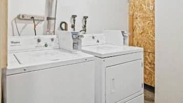 Sèche-cheveux, savon