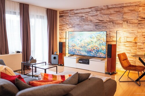 TAROS HOME -der Wohlfühl Oase mit Balkon, Coffee, 3 Betten und Homeoffice Platz