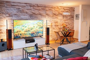 TV connectée, livres, médiathèque