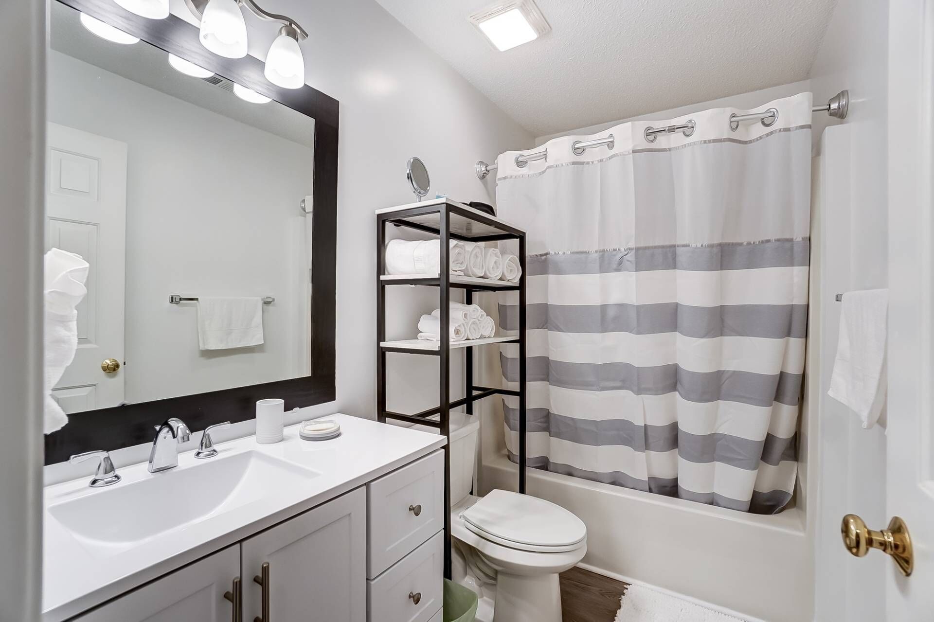 Haartrockner, Handtücher, Shampoo