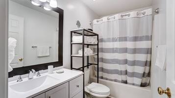 Haartrockner, Handtücher, Shampoo