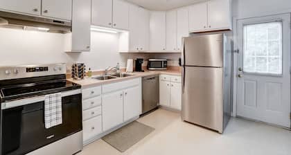 Cozy Bungalow in Wingate w Patio, Grill, Firepit - Easy Access To Bypass & Monroe! 10% Off until Nov