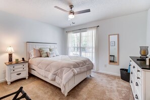 2 bedrooms, iron/ironing board, free WiFi, bed sheets - Cozy Bungalow in Wingate w Patio, Grill, Firepit - Easy Access To Bypass & Monroe! +15% Off Stay! (Wingate)