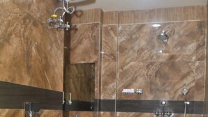 Een badkamer met toilet, wastafel en douche.