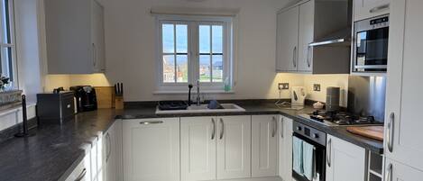 Een koelkast, een microgolfoven, een oven, een kookplaat