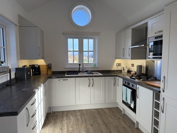 Kjøleskap, mikrobølgeovn, ovn og kokeplater