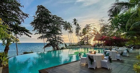 Una piscina al aire libre