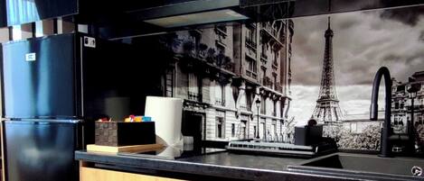 Réfrigérateur, un four, surface de cuisson, cafetiÚre-théiÚre