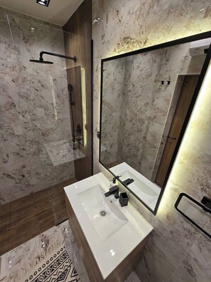 Douche, séchoir à cheveux, serviettes fournies