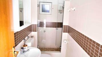 Doccia, asciugamani, sapone, carta igienica