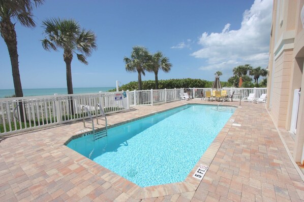 A heated pool - Updated! Beachside Bi-level Unit, Sleeps 10! FREE Activities! Pool, FREE Parking ~ C400 Sun & Sea (Indian Rocks Beach)