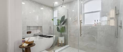 Chuveiro, secador de cabelo, toalhas de banho