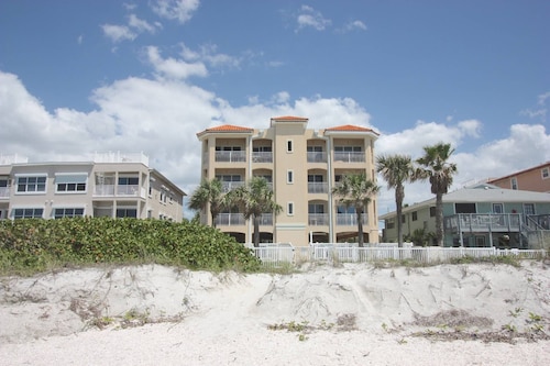 Updated! Beachside Bi-level Unit, Sleeps 10! FREE Activities! Pool, FREE Parking ~ C400 Sun & Sea