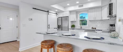 Réfrigérateur, micro-ondes, four, plaque de cuisson