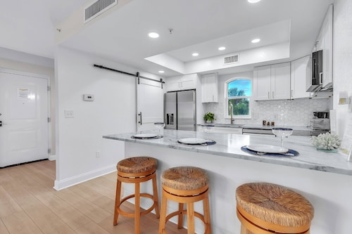 Updated! Beachside Bi-level Unit, Sleeps 10! FREE Activities! Pool, FREE Parking ~ C400 Sun & Sea