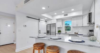 Updated! Beachside Bi-level Unit, Sleeps 10! FREE Activities! Pool, FREE Parking ~ C400 Sun & Sea