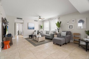 Smart TV - Updated! Beachside Bi-level Unit, Sleeps 10! FREE Activities! Pool, FREE Parking ~ C400 Sun & Sea (Indian Rocks Beach)