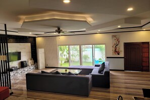 Luxury-Villa | Wohnbereich | 59-Zoll-Flachbildfernseher mit Digitalempfang