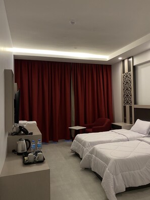Desk, laptop workspace, iron/ironing board, free WiFi - AL Falak Hotel (Seeb)