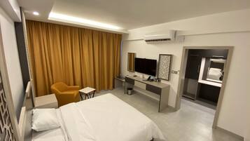 Comfort Double Room | Desk, laptop workspace, iron/ironing board, free WiFi