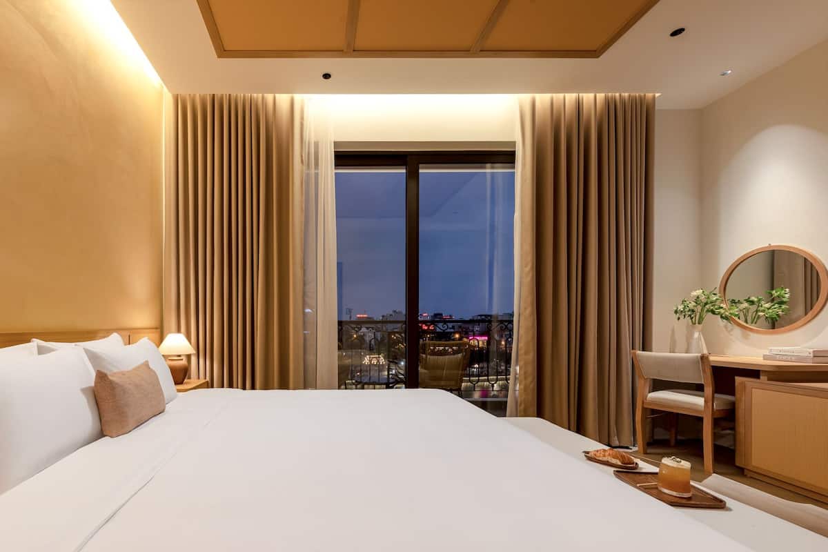 Studio King Lake View Room | Minibar, in-room safe, laptop workspace, free WiFi